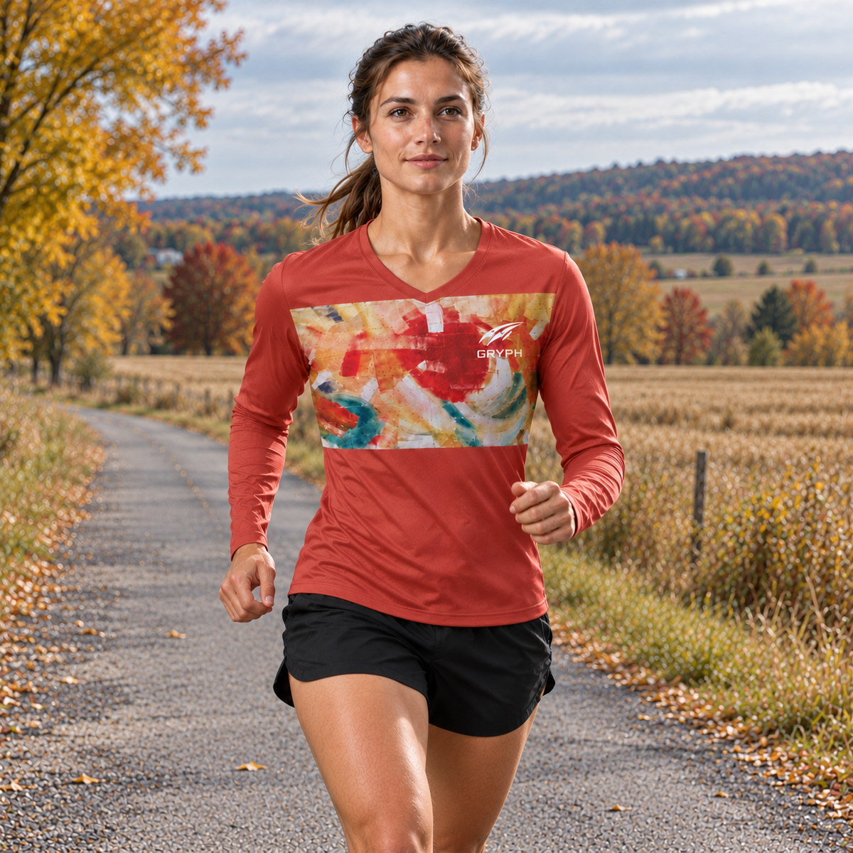Chandail de course GRYPH Bold Terracotta pour femme porté à l'extérieur